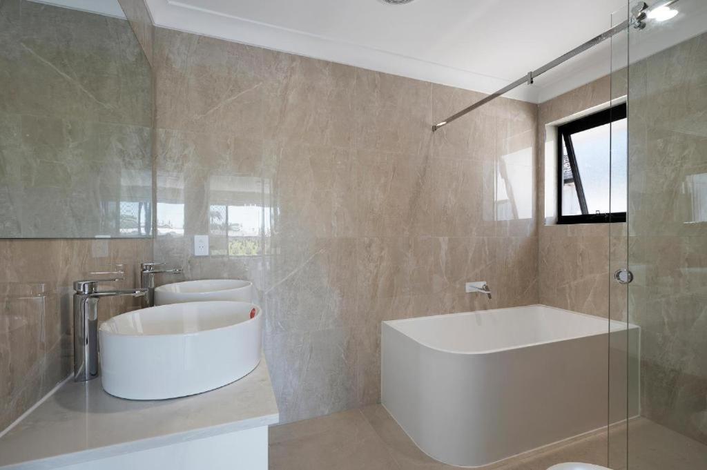 Holiday home 4br Waterfront Vacation In Broadbeach Waters Gold Coast