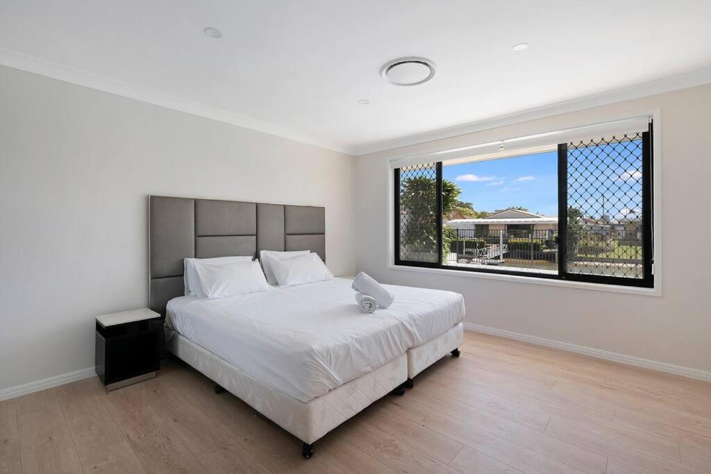 Holiday home 4br Waterfront Vacation In Broadbeach Waters