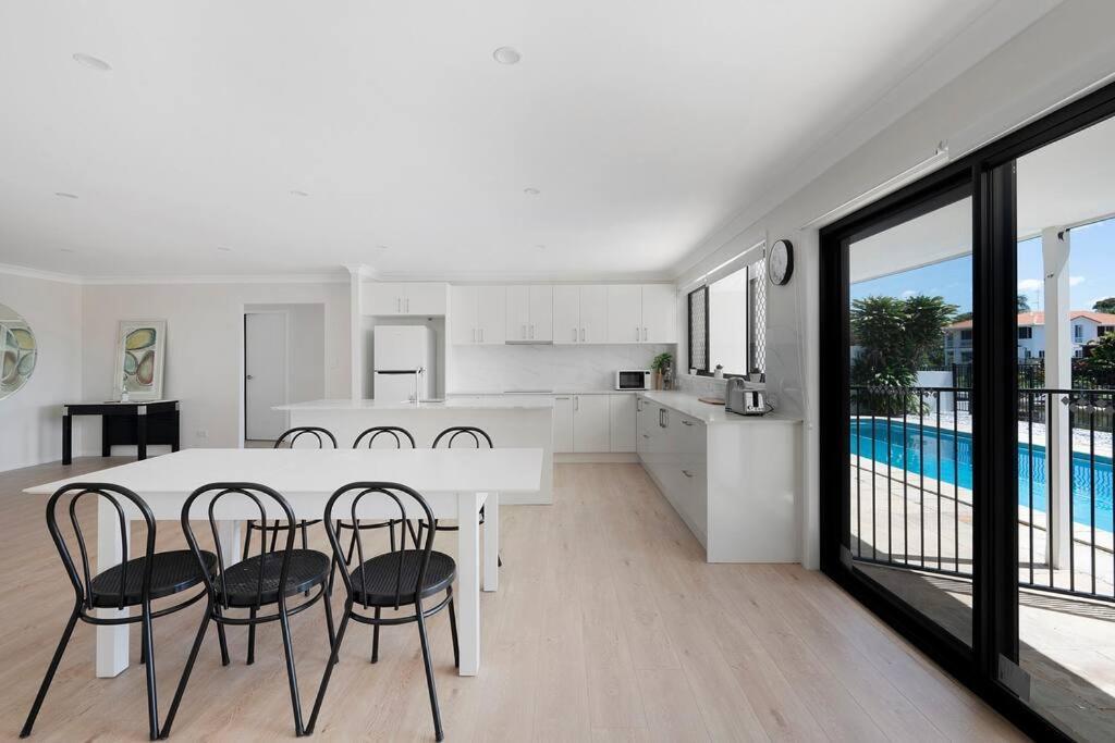 4br Waterfront Vacation In Broadbeach Waters Holiday home Gold Coast