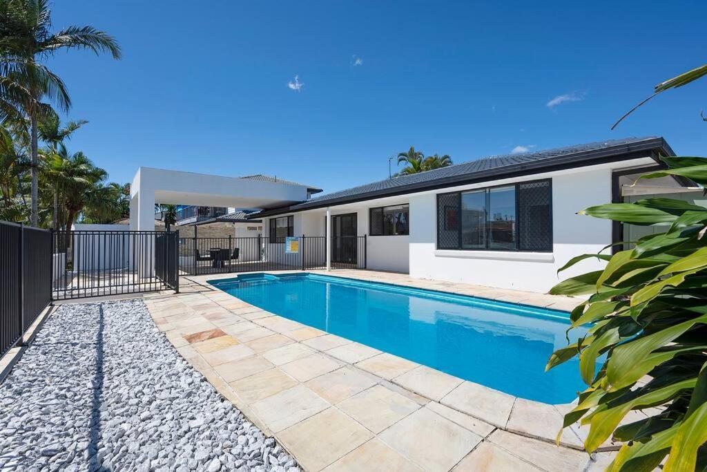 Holiday home 4br Waterfront Vacation In Broadbeach Waters Gold Coast