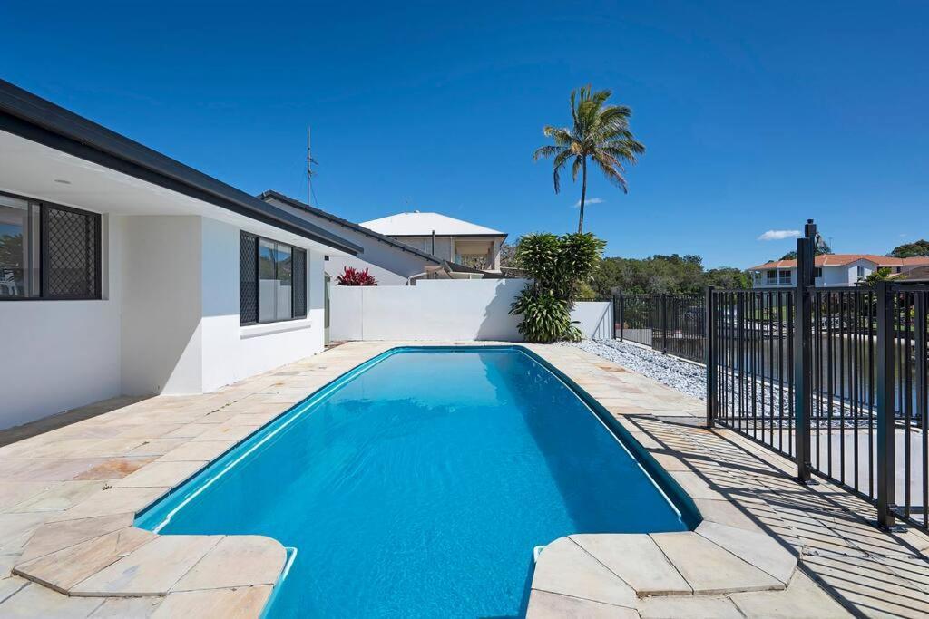 Holiday home 4br Waterfront Vacation In Broadbeach Waters *
